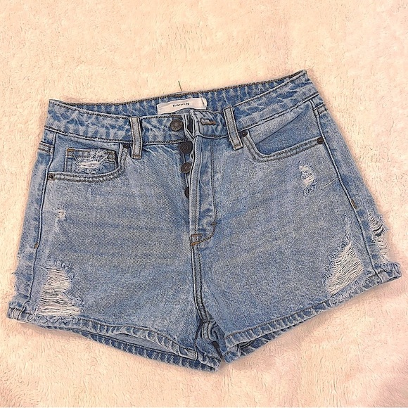 Small jean shorts in great condition - Picture 1 of 3